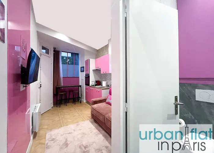 Urban Flat 193 - Barbie In Διαμέρισμα *