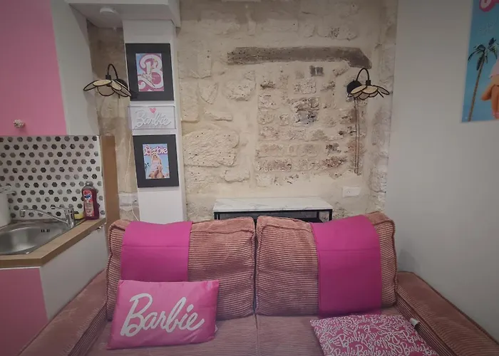 Urban Flat 193 - Barbie In Διαμέρισμα